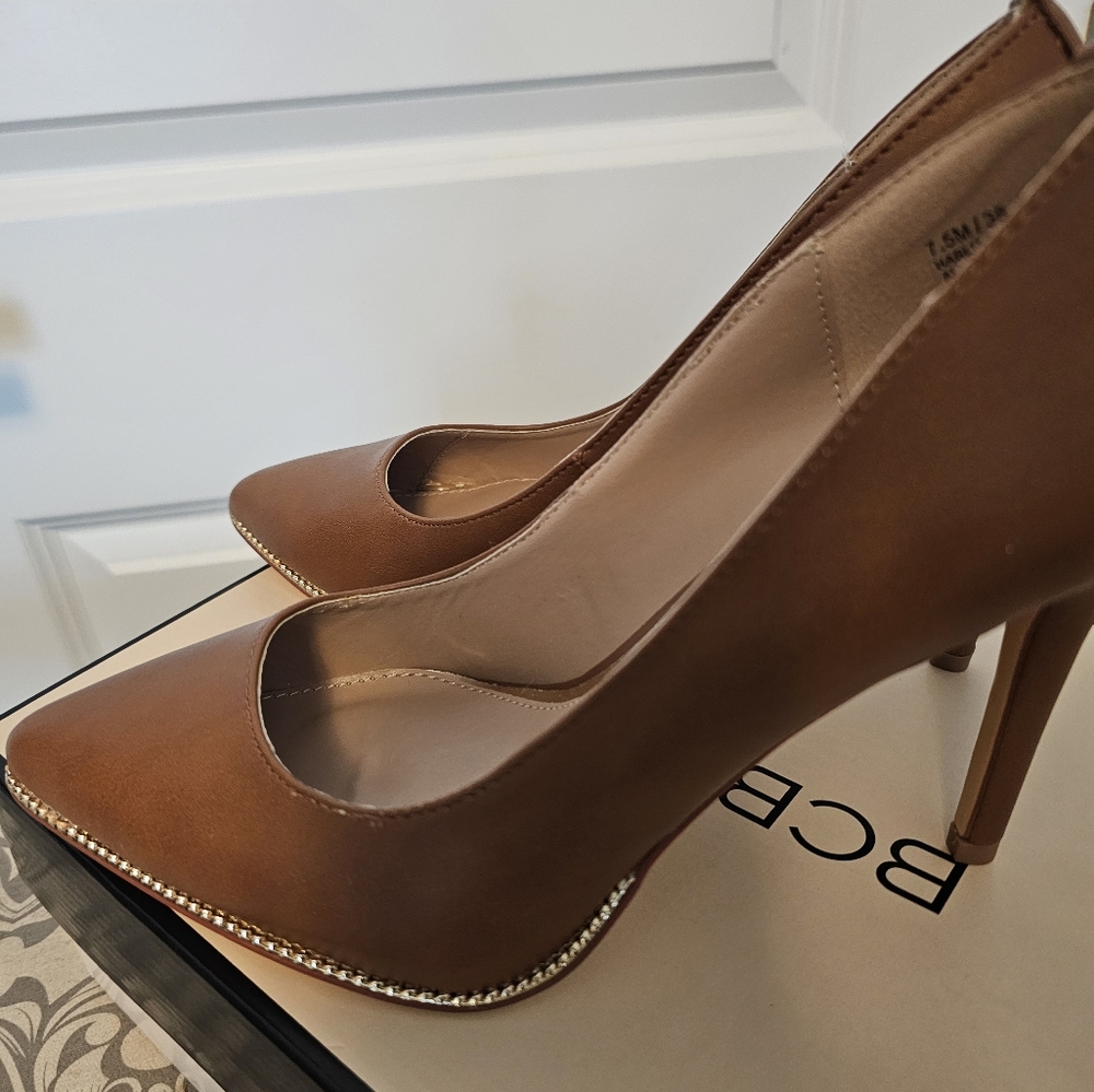 BCBG Pumps (New) Size 8M - Cognac